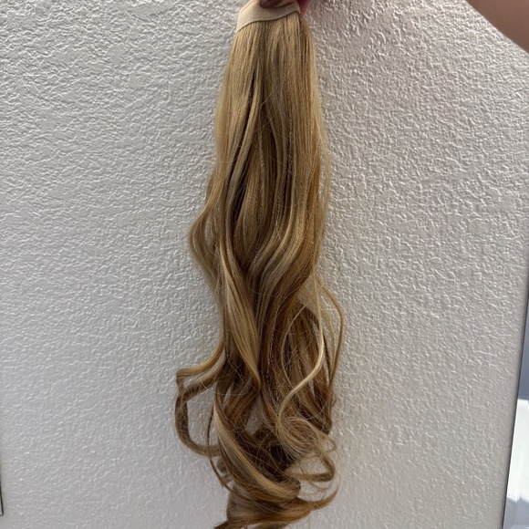 Curly ponytail hair extensions. 18' inches long has a blond mix color - Picture 6 of 9